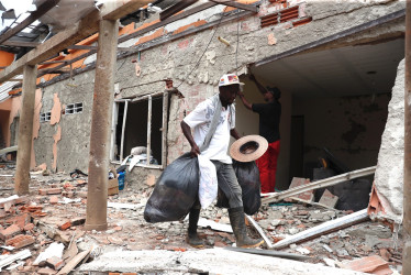 Foto | EFE | LA PATRIA Un atentado con explosivos contra un cuartel de Policía en Jamundí (Valle) hirió a nueve personas y dejó viviendas destruidas, el jueves pasado.
