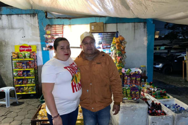 Eucario Murillo Grisales y su esposa llegan cada día a la calle 51 con carrera 24 a las 4:00 p.m. y se quedan hasta la 1:00 a.m. Son quienes atienden a acompañantes de los pacientes de la clínica Ospedales.