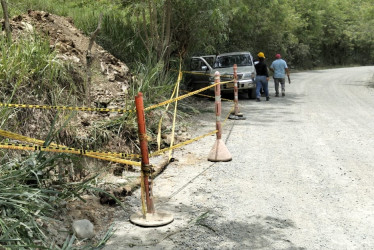 El 30 de agosto de este año se venció el contrato de pavimentación. Aún no se reinicia. La construcción debía ser entregada en marzo del 2024. Un extrabajador cuestiona la calidad de la obra, la Gobernación de Caldas responde.