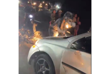 Un carro terminó vandalizado y su conductor golpeado, tras protagonizar un choque con una moto.