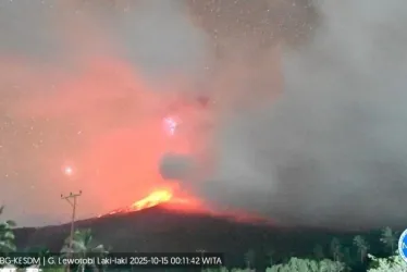 Las autoridades indonesias decretaron el máximo nivel de alerta en la isla de Flores tras la erupción del volcán.