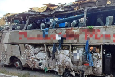 Fotografía cedida este sábado por la Policia Rodoviária Federal que muestra un autobús accidentado la noche del viernes en una autovía federal, entre los municipios de Paranatama y Saloá.