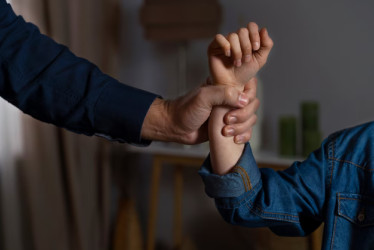 Niño pequeño recibiendo abuso físico de los padres