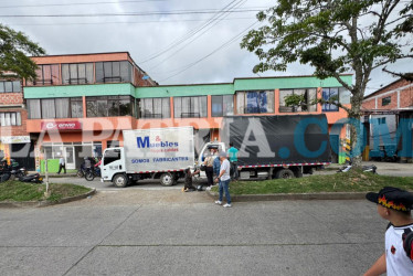 En el choque estuvieron involucrados dos camiones y un taxi, aunque no se registraron lesionados.
