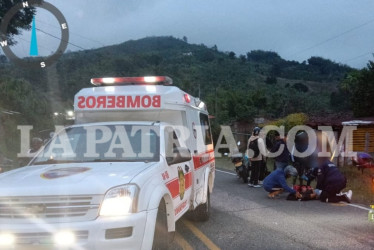 Tres personas sufrieron lesiones tras caer de la moto, en el momento que evitó atropellar un perro.