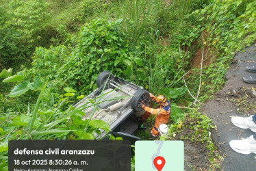 El vehículo particular se salió de la carretera y se volcó. Su conductor sufrió lesiones.