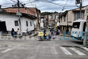 El accidente entre un taxi y una motocicleta dejó como resultado un lesionado leve.
