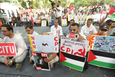 Activistas del Partido Comunista de la India (Marxista) sostienen carteles durante una protesta en solidaridad con el pueblo palestino en Nueva Delhi, India, este 9 de octubre del 2025.