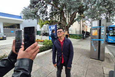 Alejandro Castaño Jiménez saca su negocio del túnel. La Alcaldía de Manizales le entregó un módulo metálico. El influenciador Camilo Cifuentes también lo ha ayudado.