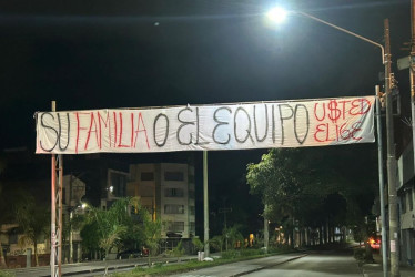 En Pereira y Dosquebradas colgaron pancartas que amenazan a Álvaro López, presidente y le piden su salida