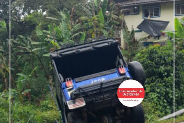 Fotos| Informador de Occidente| LA PATRIA  El carro quedó al borde de la vía.