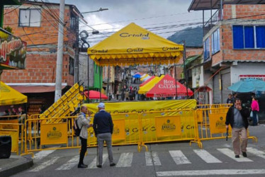 Este es El Plan, la calle del barrio El Solferino de Manizales que fue cercada para que la comunidad celebre sus fiestas. 