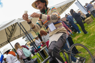 Con la bicirueca Aulionel Echeverri encontró una forma única de unir sus dos pasiones: el tejido y el ciclismo.