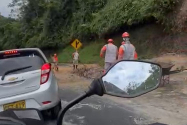 En la tarde del sábado (18 de octubre) se presentó deslizamiento de tierra entre Santa Rosa y Pereira 