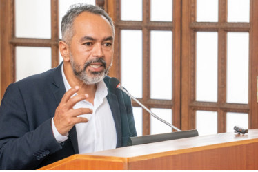 Andrés Eduardo Grisales, jurídico de la Asamblea de Caldas, durante una rendición a los diputados de la convocatoria a contralor de Caldas.