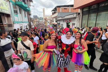 El desfile de disfraces tuvo una gran asistencia de personas.