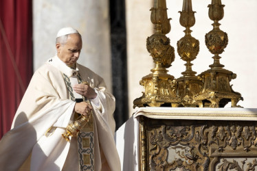 El papa León XIV durante el acto de canonización este domingo en el Vaticano.