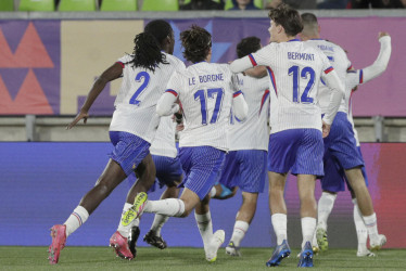 Jugadores de Francia celebran un gol este domingo, durante un partido de cuartos de final de la Copa Mundial Sub-20 entre Noruega y Francia en el estadio Elías Figueroa Brander en Valparaíso (Chile). 