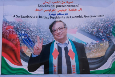 Partidarios hutíes sostienen pancartas con la imagen del presidente de Colombia, Gustavo Petro, durante una protesta contra Israel, en Saná (Yemen). El mandatario colombiano ha sido de los líderes globales más críticos de la guerra de Israel en Gaza.