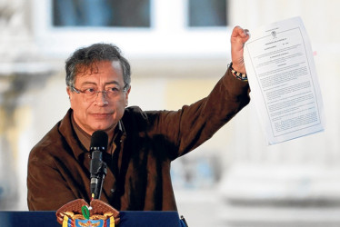 El presidente de Colombia, Gustavo Petro, firma un documento de desclasificación de los archivos del desaparecido Departamento Administrativo de Seguridad (DAS) durante un acto público en Bogotá.