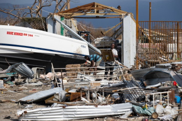 Un hombre saca productos de una tienda este viernes, en Black River (Jamaica). Más de 50 personas han muerto por el paso del huracán Melissa en el Caribe, principalmente en Haití y Jamaica, donde los equipos de rescate se esfuerzan por llegar a las zonas más damnificadas y aisladas.