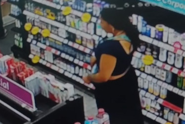 Fotos del video aportado por afectados| LA PATRIA  Las mujer guardaba los elementos dentro de su ropa.