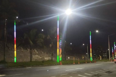 Así se ve la nueva tecnología para iluminar la vía Manizales-Villamaría, en la Panamericana. Se vestiría de colores durante fiestas y partidos del Once Caldas.