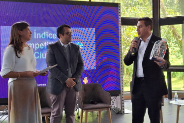 El alcalde de Manizales, Jorge Eduardo Rojas, recibe el reconocimiento del Consejo Privado de Competitividad por su desempeño emergente en materia de competitividad.