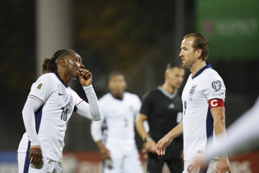 Eberechi Eze (i) y Harry Kane de Inglaterra reaccionan durante el partido de fútbol de las Eliminatorias Europeas de la Copa Mundial de la FIFA 2026 entre Letonia e Inglaterra en Riga (Letonia). Los ingleses con los primera clasificados de Europa al Mundial.