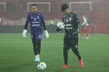 James Aguirre con su entrenador Mario Marín, previo al partido del Once Caldas ante Huracán, en Buenos Aires, por los octavos de final de la Copa Sudamericana.