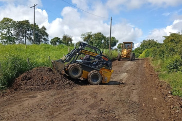 Maquinaria del Quindío realiza mantenimiento en vías rurales de Calarcá, Circasia y Quimbaya.