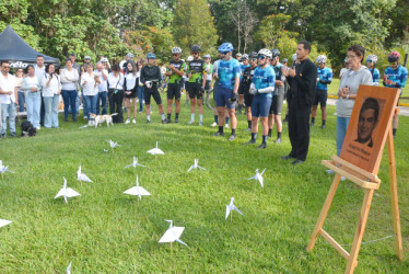 La familia de Martín Arango leyó unas sentidas palabras en homenaje a su ser querido, fallecido en un accidente el 10 de septiembre del 2025, en la salida de Manizales hacia Bogotá. 