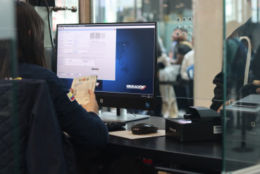 Según la Fiscalía, la exfuncionaria aprovechó su posición "para exigir pagos en pesos y dólares a cambio de permitir el tránsito de los viajeros".