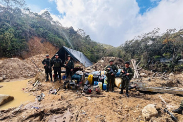 En el operativo, las autoridades destruyeron maquinaria y capturaron a 10 personas.
