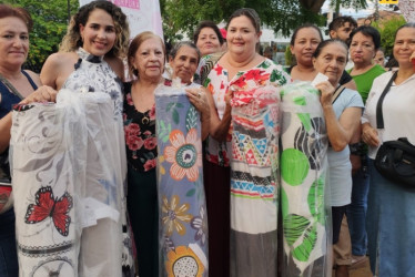 Las mujeres del puerto caldense posan con telas entregadas en el Parque Simón Bolívar.