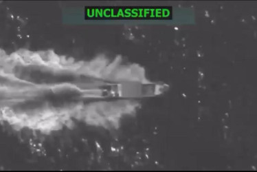 Captura de pantalla de un video publicado en la cuenta oficial de la red social X @SecWar del secretario del Departamento de Defensa estadounidense, Pete Hegseth, que muestra un ataque contra una embarcación en aguas del océano Pacífico.