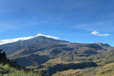 La restricción aplica todo el día y se inicia desde el sector de La Esperanza (Manizales) hasta Murillo (Tolima), vía que borde al volcán Nevado del Ruiz.