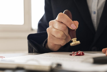 El notario enfrenta cargos por supuesta omisión en el reporte de unos $389 millones. 