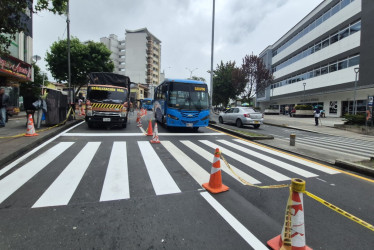 Pintan la señalización vial en un sector de la avenida Santander. Los trabajos mantienen cerrado un carril este lunes (20 de octubre). Prepare su viaje.