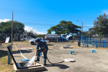 En la parte alta del corregimiento, la solución fue novedosa, transportan el agua hasta los tanques y la suministran por los acueductos 