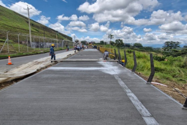 La obra contempla 1.350 metros de vía, que se están ejecutando por etapas debido a la limitación de recursos. Esperan terminarla en 2027