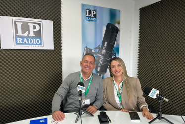  Orlando Jaramillo, director comercial de Finanfuturo y Paola Cardona Noreña, directora de mercadeo estratégico y de clientes de la misma entidad. 