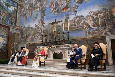  El papa León XIV y el arzobispo de York, Stephen Cottrell, presiden en la Capilla Sixtina en el Vaticano