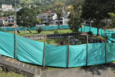 Con una lona verde fue cercado el parque del barrio La Enea de Manizales. 