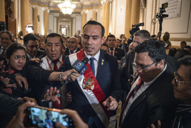 El presidente interino de Perú, José Jerí Oré se dirige a los medios tras jurar su cargo ante el Pleno del Congreso este jueves en Lima, (Perú).