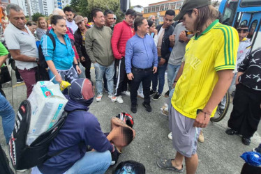En el suelo, el presunto ladrón. Ciudadanos lo retuvieron en Manizales y lo entregaron a la Policía. El acompañante del señalado habría huido en moto, según testigos.