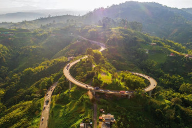 Planee su viaje del fin de semana con anticipación, especialmente entre Manizales y Pereira. Además, en Caldas hay 15 vías restringidas y cuatro cerradas. En la foto, el puente Helicoidal de Autopistas del Café.