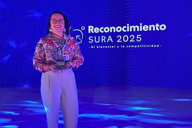 Paulina Madrid, coordinadora de la Unidad de Salud Integral, recibió el reconocimiento en representación de la Universidad Autónoma de Manizales. 