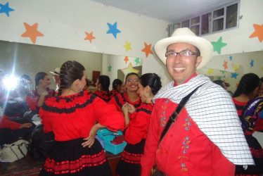 Ricardo Holguín, maestro de danza, falleció a los 52 años en Pereira. Estudiantes, compañeros y colegas lo recuerdan por impulsar el folclore en Risaralda 