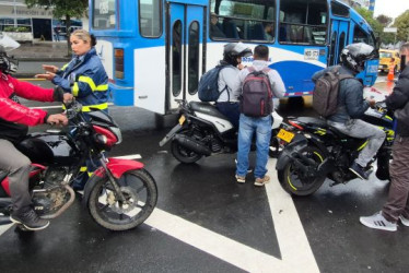 La bahía del Parque de la Mujer sirvió de escenario para que los guardas de tránsito estacionaran a los motociclistas y les recalcaran la importancia de manejar con precaución y con los elementos de seguridad adecuados. 